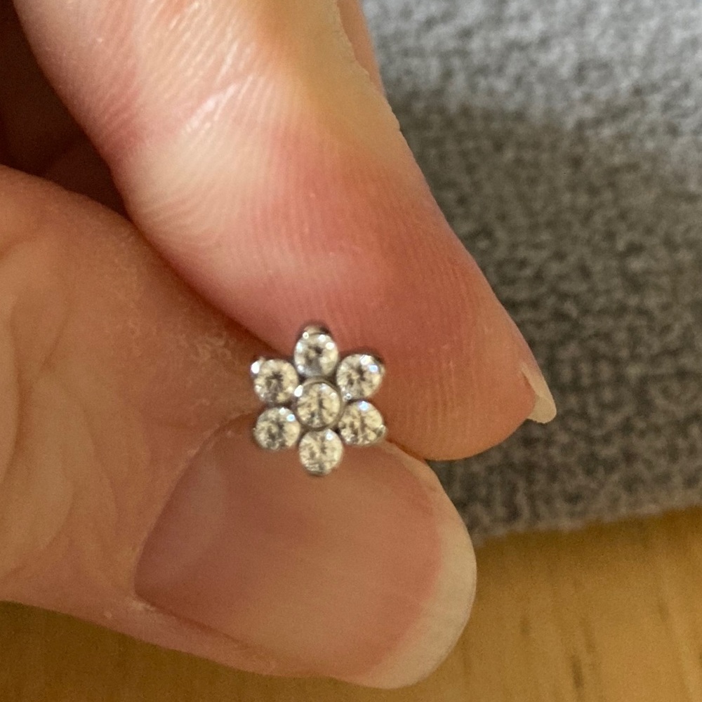 Anatometal Titanium Large Flower Threaded End